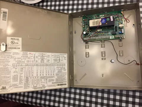 Honeywell Vista 15 - 6 zone board expandable hardwire & wireless