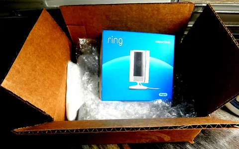 Ring Indoor Cam (2nd Gen) --White 1080p HD Plug-In Security Camera CIB 2025