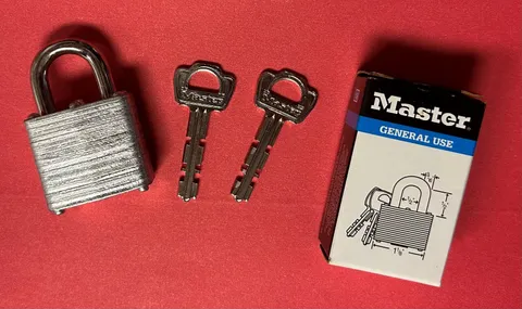 Master Lock No. 105 Padlock Keyed alike 075 NIB