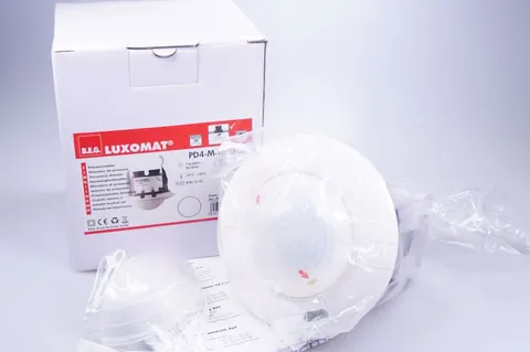 B. E.g. Brück Luxomat PD4-M-TRIO-3P PD4-M-TRIO-K/C-3P Presence Conf, New