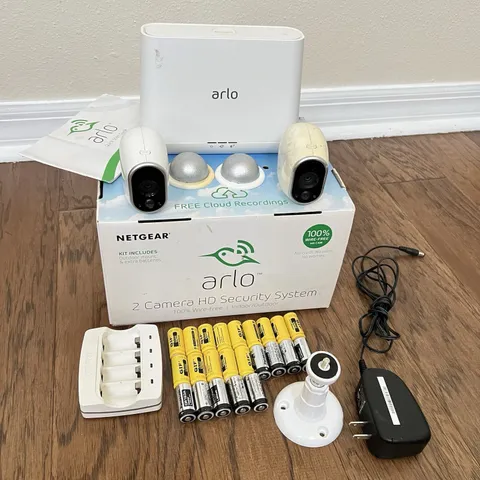 Arlo 2 Camera HD Security System Netgear, 100% Wire Free + EXTRAS Charger/ Batt