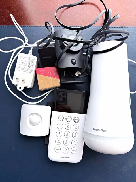 SimpliSafe Wireless Indoor Alarm Complete System Base + Keypad + Sensors White