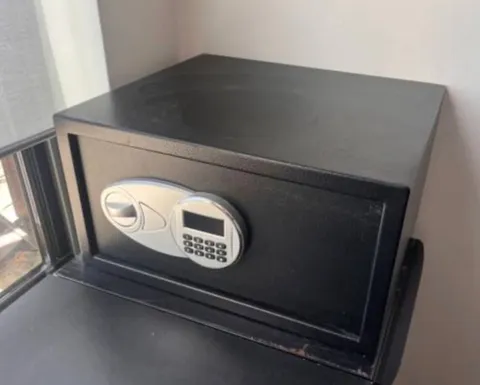 AmazonBasics Steel Security Safe with Digital Keypad, 1 Cubic Foot