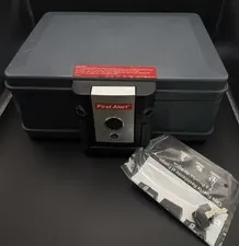 FIRST ALERT SMALL SAFE with pair of keys (J01030016)