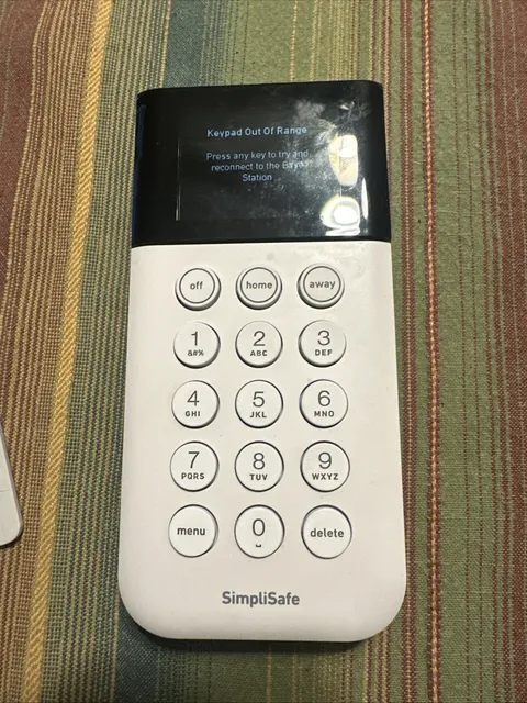 SimpliSafe Home Security System Keypad Remote White Model SSKP3 w/ wall bracket