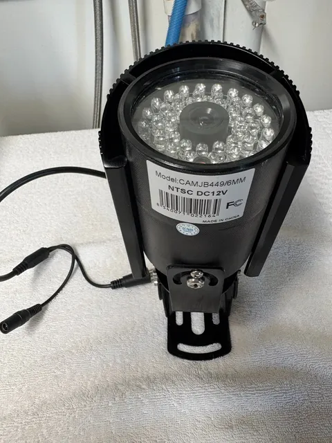 12VOLT DIGITAL CCD +IR LENS OUTDOOR CAMARA .NEW IN BOX BNC CONNECTION .