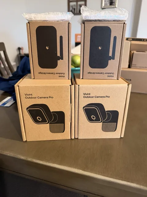 New Vivint Outdoor Camera Pro (gen 3) VS-ODC400-WHT With The Back Plate And Poe