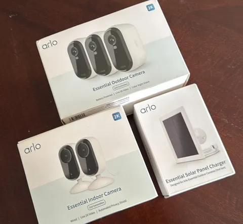 Lot of Arlo Essential Outdoor&Indoor 2K Camera 2nd Generation with Solar Panels
