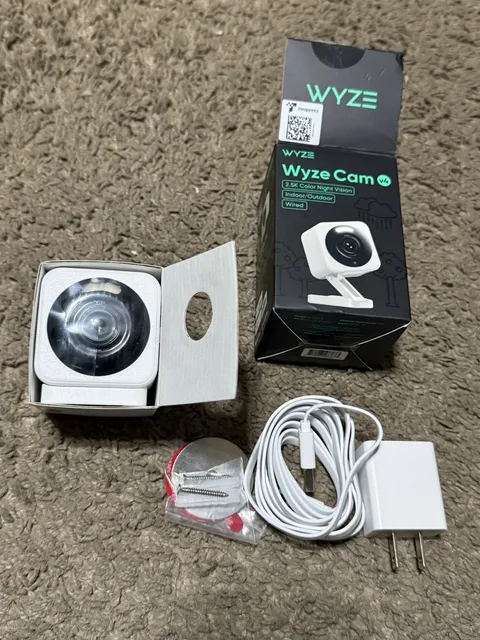 Wyze Cam v4 - 2.5K QHD Indoor/Outdoor WiFi Smart Security Camera Black NEW