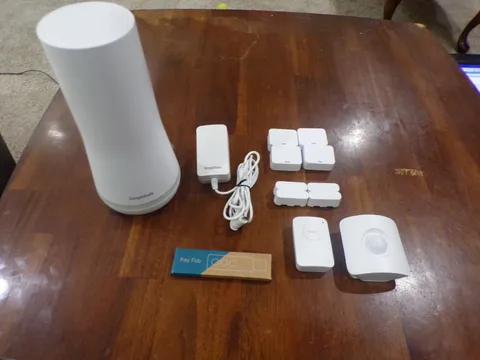 SimpliSafe Security System (9 Pieces)