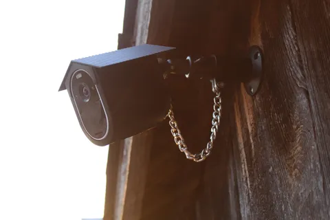 Arlo Essential Spotlight Camera (VMC2030) w/ Anti-Theft Outdoor Mount and chain