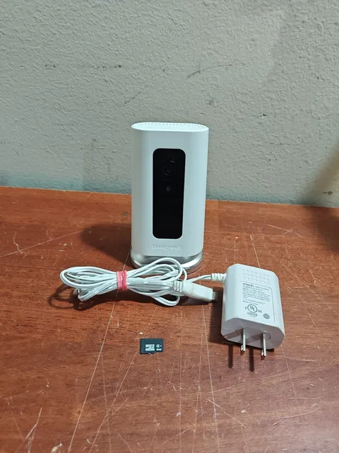 Honeywell Lyric C1 Wi-Fi Security Camera Powers On w/ 8 GB memory Card READ!