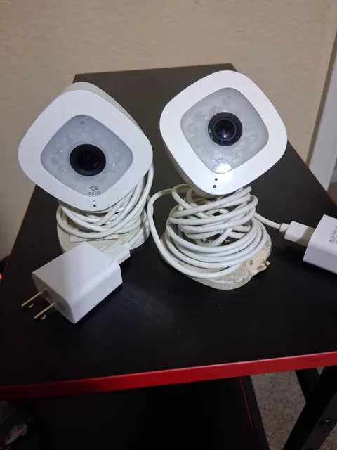 Arlo q camera VMC3040 Two Wi-fi Smart cameras Original plugs/mounting no screws