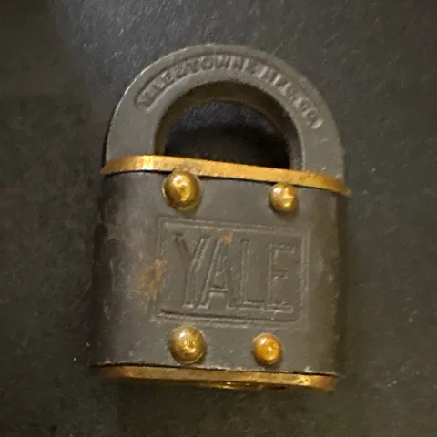 Yale Vintage Keyed Padlock Black/Gold Matte Finish 15mm Shackle, Small