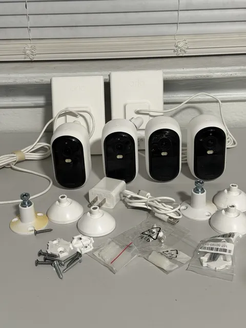 Arlo VMK3450-1SCNAS 2K Essential Outdoor Camera 2nd Gen, 4 Cameras 2 Solar Used