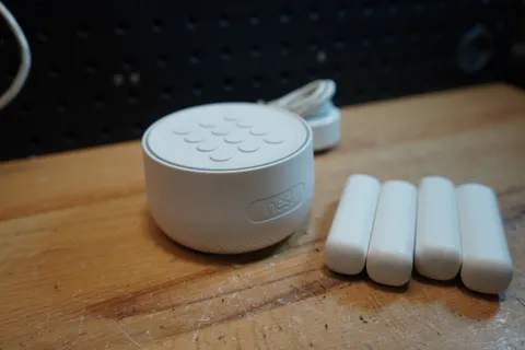 (H) Google Nest Guard A0024 + 4 Nest Detect Sensors with Power Cord