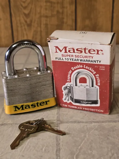 Master Lock No 15 Padlock Shackle 1-1/2" L x 0.42" D, 2-1/2" Body - USA