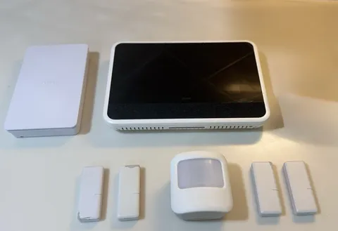 Vivint Smart Home Security System Bundle (Smart Hub,Smart Drive,Motion,Sensors)