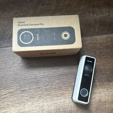 Vivint doorbell camera pro Gen 1 - VS-DBC300-WHT - Used