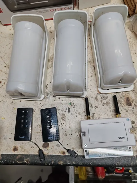 1 receiver +3 external wireless sensors +2 remote controls 4 buttons