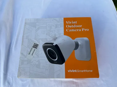 Open Box Vivint Outdoor Camera Pro - VS-ODC300-WHT Gen 1 White