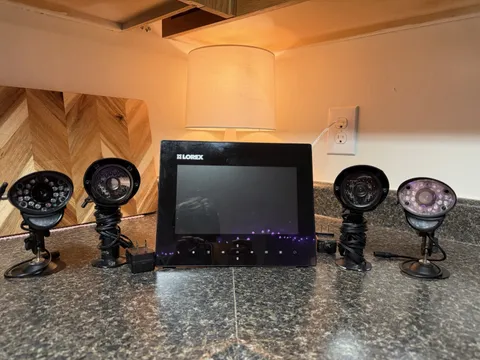 Lorex WL2930 SD7 Wireless Security Camera System 9” Monitor + 4 Cameras - WORKS