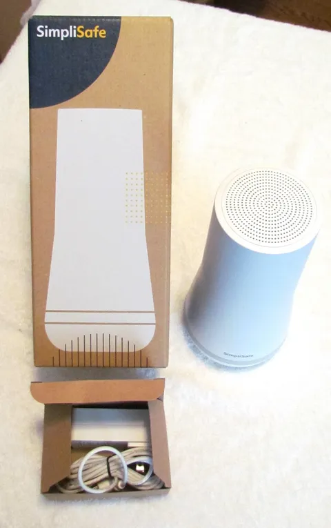 SimpliSafe White Base Station SSBS3 Original Box SN 005BCF70 MAR 2024 COMPLETE!