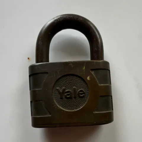 Yale RE11538 Keyed Padlock w/ 2 Keys Brown Small Metal 11mm Shackle