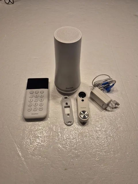 SimpliSafe Home Security System with HD Camera - White (3  Pieces) Preowned