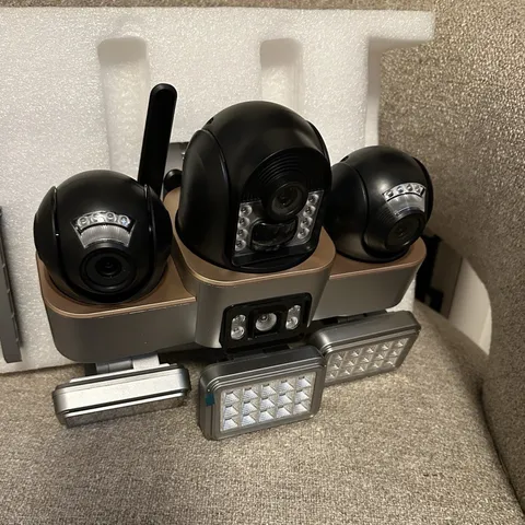 VTS30A Solar Wireless Wi‑Fi IP Security Camera System 3-Cam Floodlight Night