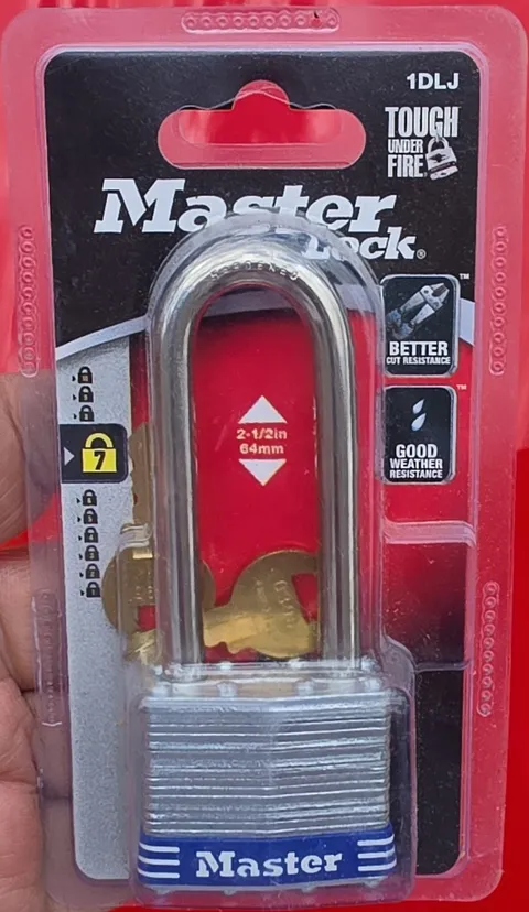 Master Lock 1DLJ Keyed Padlock Laminated Steel 64mm Weather Resistant, 2 Keys
