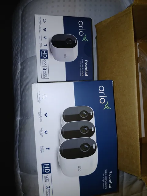 Arlo Essential Wire-Free Spotlight 1080p Wi-Fi Color Night Vision 1/3 Cameras