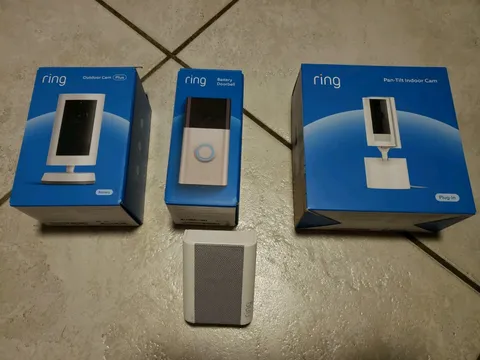 Ring Set Battery Doorbell + Outdoor Cam Plus + Ran-Tilt Indoor Cam + Chime READ