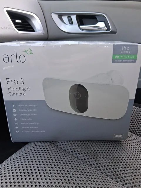 Arlo Pro 3 Floodlight Security Camera Wireless 2K WiFi FB1001-100NAS NEW SEALED