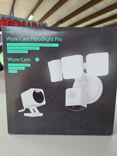 Wyze Cam Floodlight Pro + Wyze Cam V4