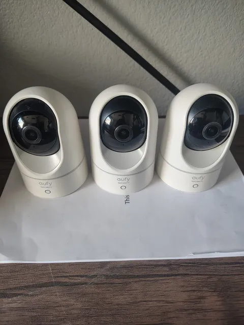 EUFY Security 2K E220 3PK indoor cam Pan & Tilt plug-in camera - WHITE