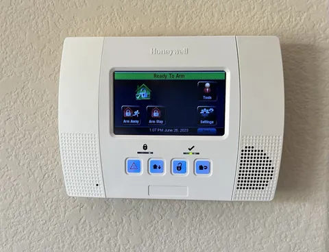 HONEYWELL LYNX TOUCH L5000 WIRELESS HOME or OFFICE  SECURITY ALARM ADT PANEL