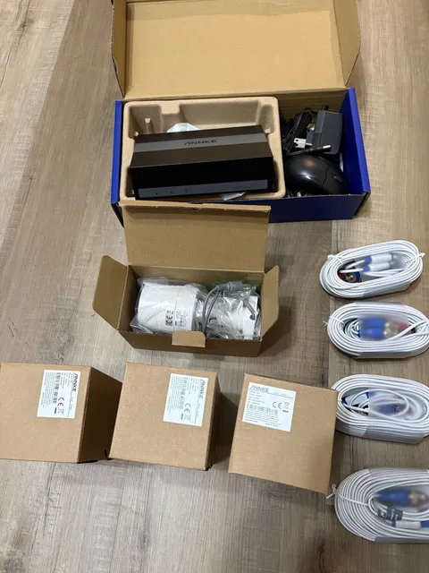 ANNKE bundle 8CH 3K Lite 1U H.265 1 TB eSSD Smart Security System + 4 5MP cam