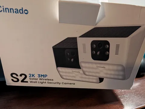 Cinnado 2k 3mp solar wireless wall light security camera - Black New Never Used