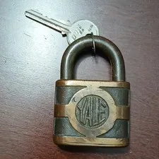 Yale Brass & Steel Keyed Padlock, Antique Brass Finish, Black, 1 Key 
