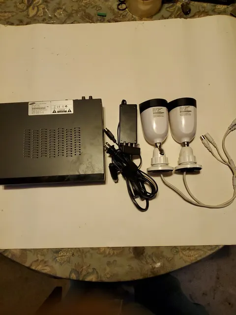 Samsung SDR-3100N 4-Ch Real-time Digital Video Recorder DVR System W/2 cameras. 