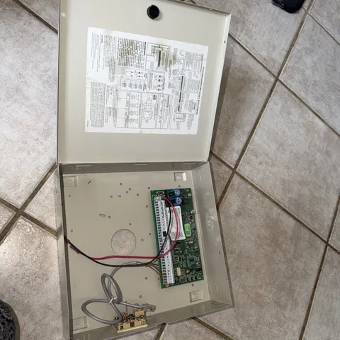 DSC power Series 1832 Alarm Panel with enclosure