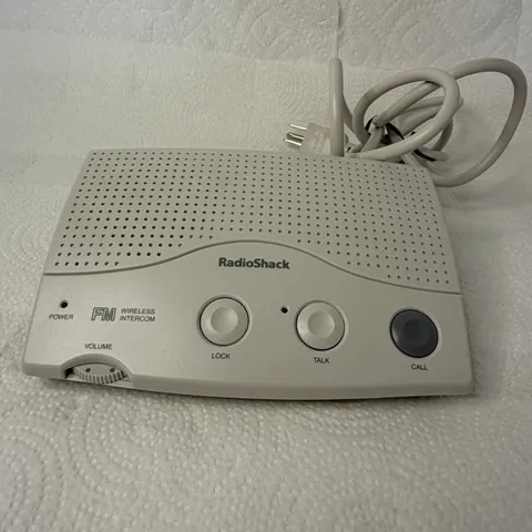 Radio Shack Wireless FM Intercom Three-Phase Compatible White Model 43-493 A