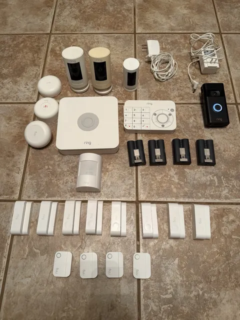 Ring Alarm Home Security System 26 Total Pieces. Includes 3 Cams And Doorbell