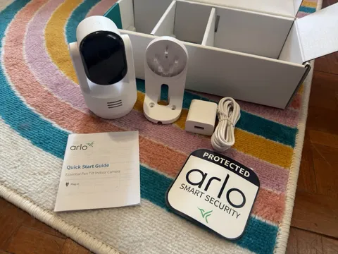 Arlo Essential Pan Tilt Indoor Camera 1080p Wi-Fi Alexa/Google Mount Kit W/B
