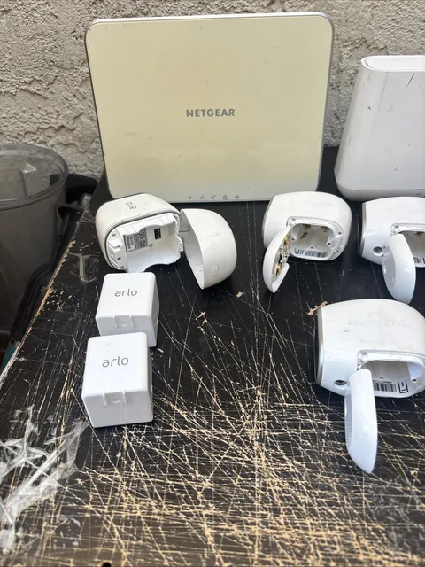 1 NETGEAR Modem1 Arlo 4 Arlo3030 And 2-4030 4 Batteries 1 Magnetic All Works