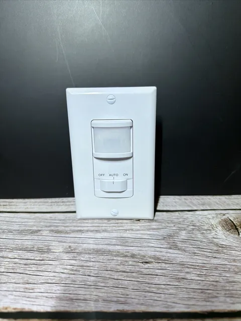 Cooper PIR Motion Sensor Wall Switch 120V 400W Fluorescent 500W Tungsten