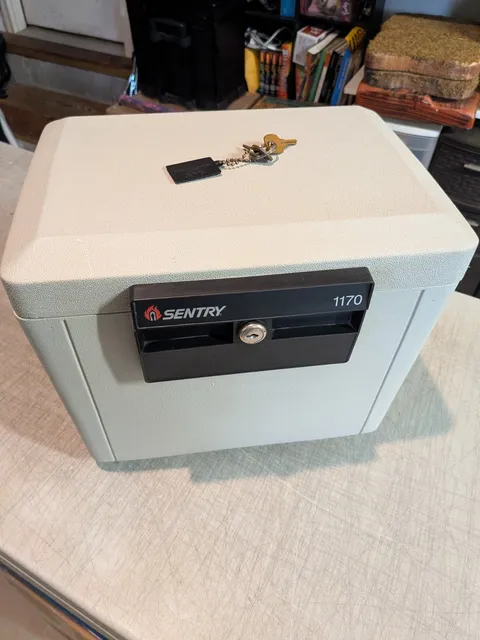 Sentry Safe Fire Proof Model #1170 Lockbox Security Box w/ 2 Keys