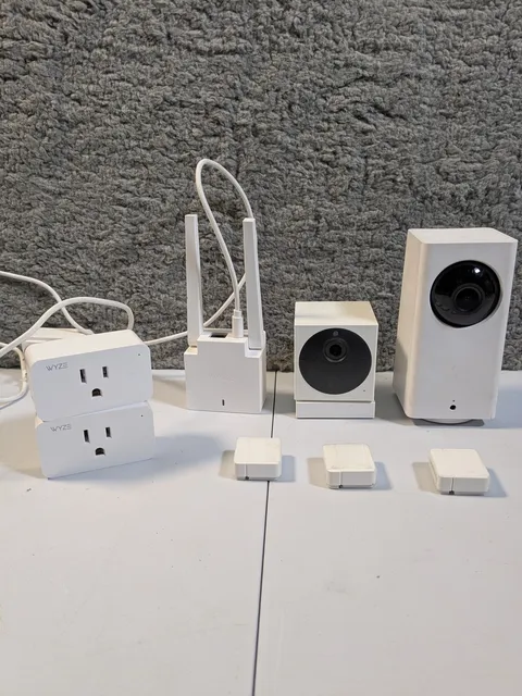 Lot Wyze Cam Pan WYZEC1 & Cam v2 With Base Station 2 Plugs 4 Entry Sensors