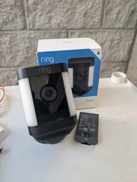 Ring Spotlight Cam Plus Wireless Outdoor/Indoor 1080p Black W/ Batterie